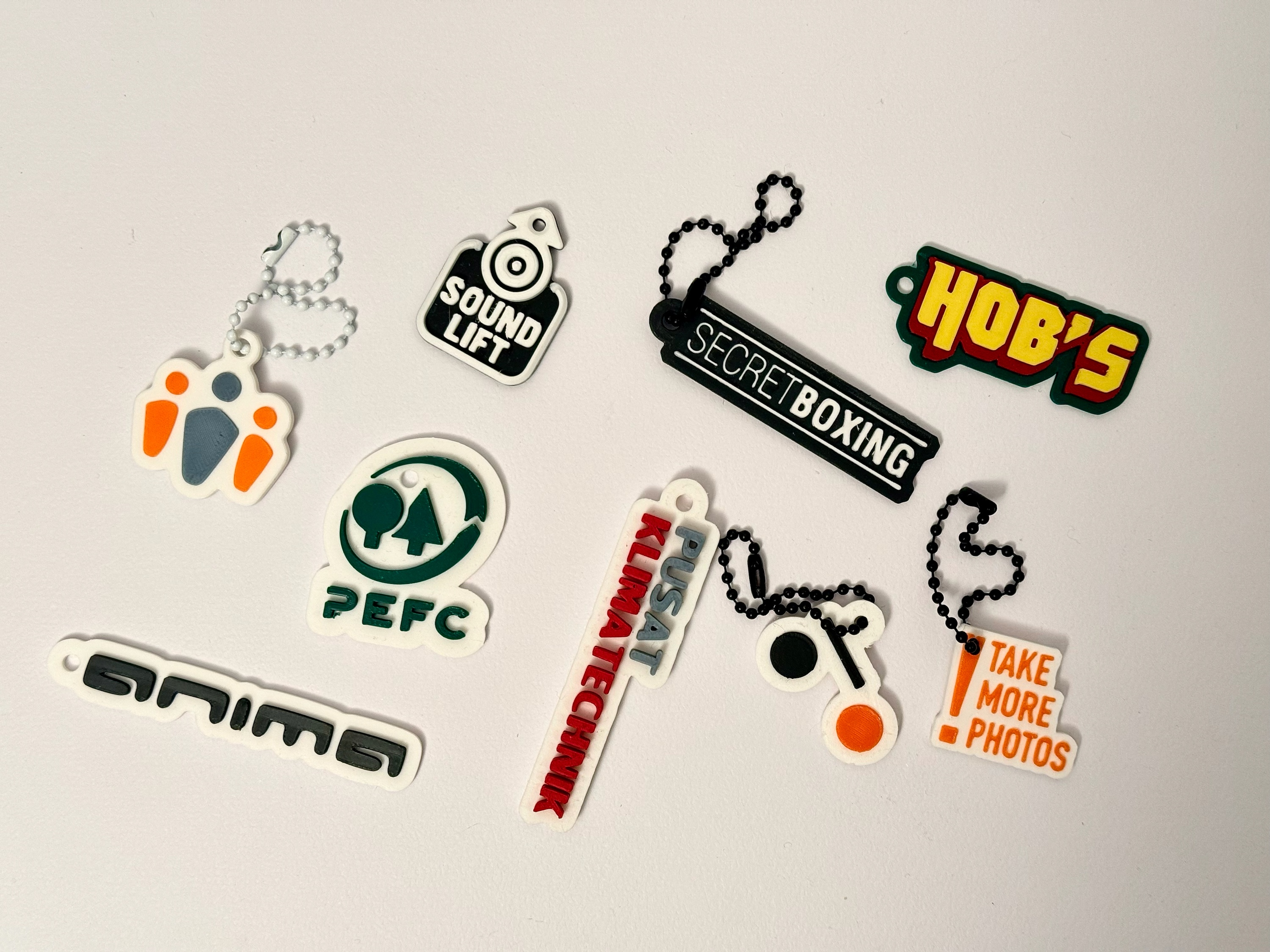 Schlüsselanhänger mit Firmenlogos aus 3D-Druck — individuelle Kleinserie der Feine-Formen-Manufaktur