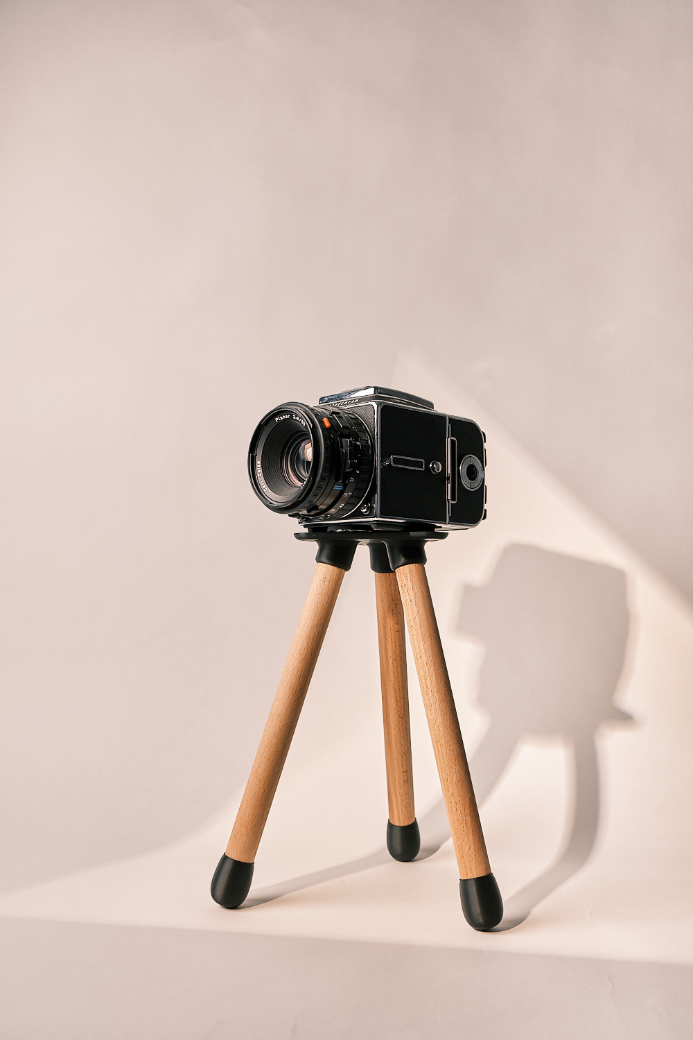 Foto-Stativ aus der Feine-Formen-Manufaktur — Buchenbeine und 3D-gedruckter Stern-Koppler