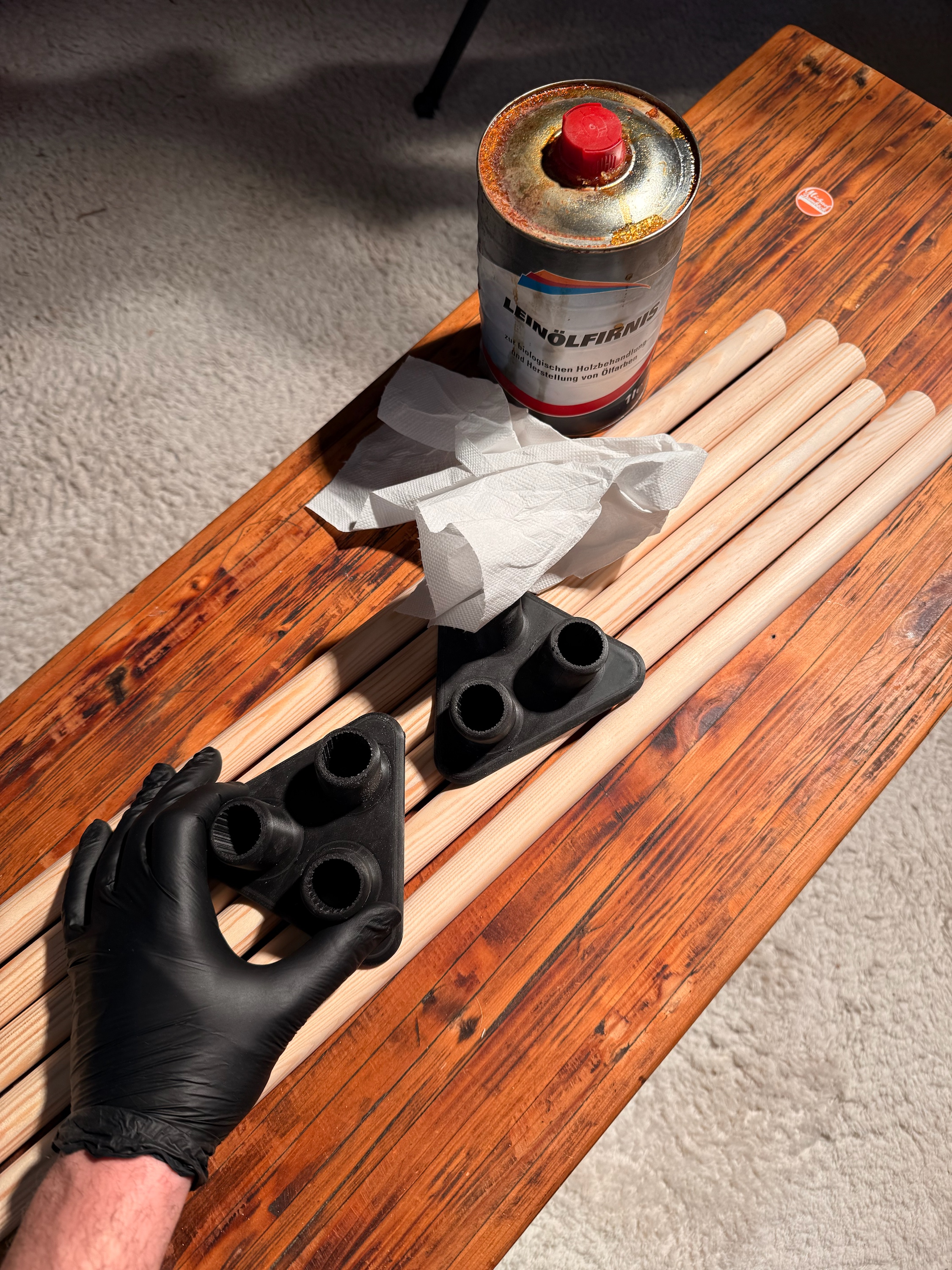 Werkstattmoment: Holzstäbe werden geölt — haptisches Finish aus der Feine-Formen-Manufaktur