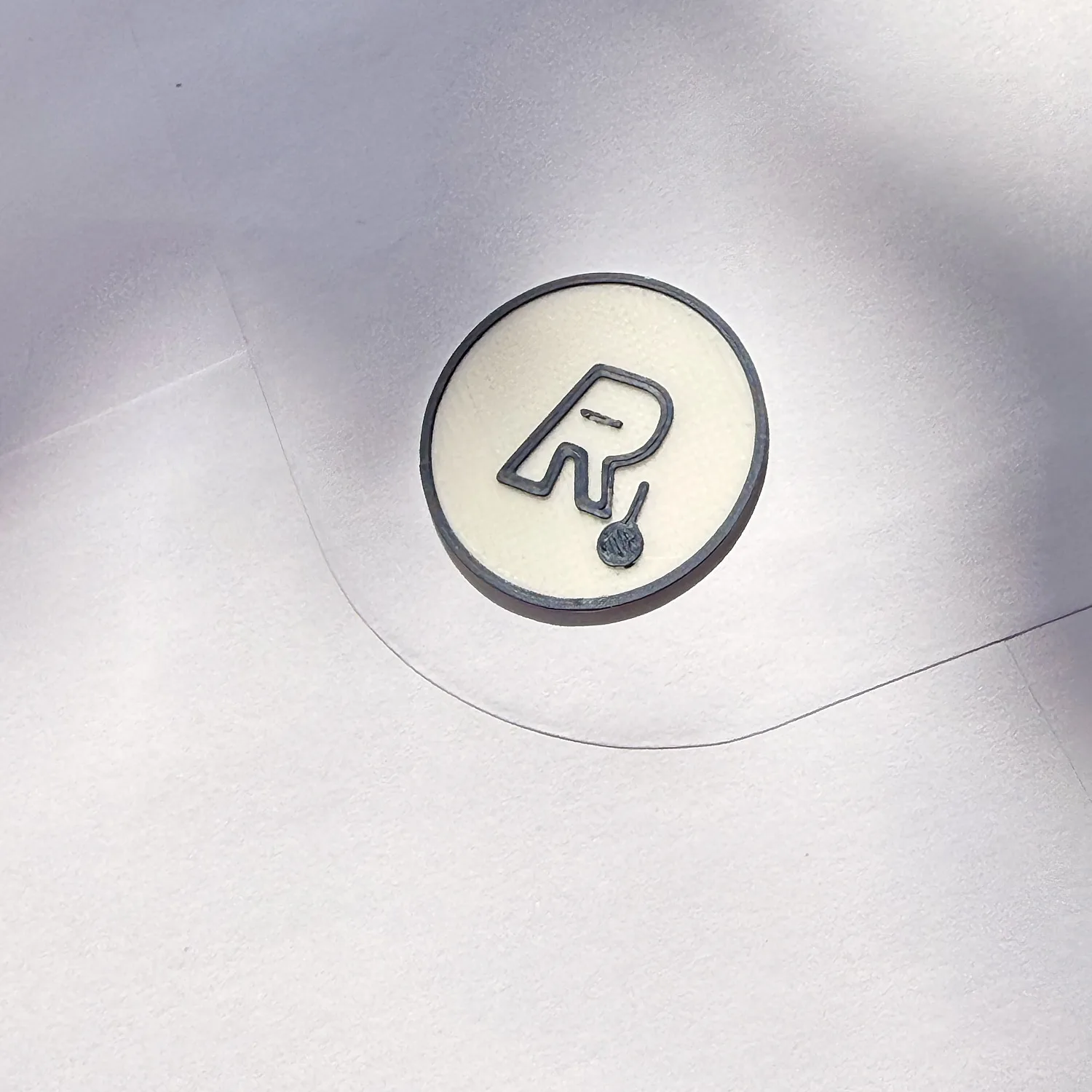 3D-gedrucktes Logo-Siegel auf einem Briefumschlag, als Alternative zum klassischen Wachssiegel